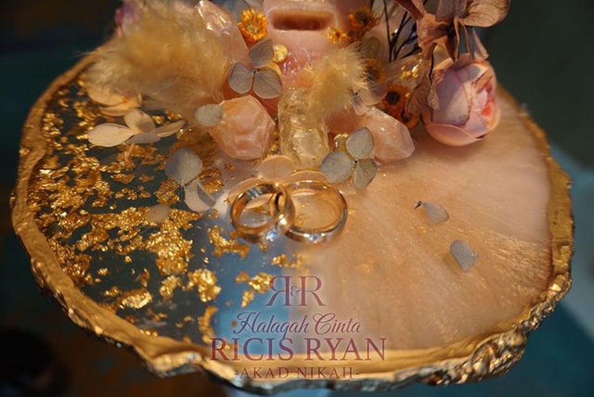 Pernikahan Ria Ricis dan Teuku Ryan akan digelar hari ini Jumat &lpar;12&sol;11&rpar;&period; Yuk intip potret persiapan pernikahan mereka&excl;