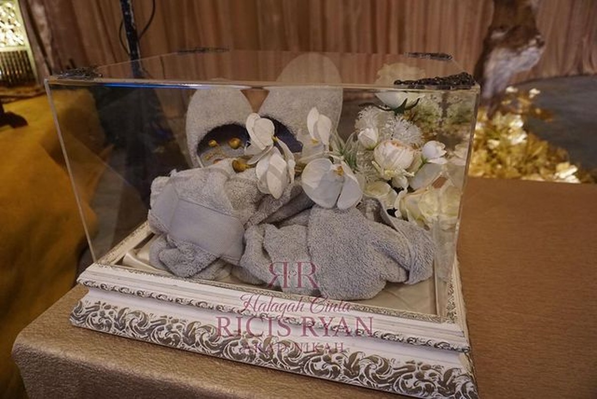 Pernikahan Ria Ricis dan Teuku Ryan akan digelar hari ini Jumat &lpar;12&sol;11&rpar;&period; Yuk intip potret persiapan pernikahan mereka&excl;