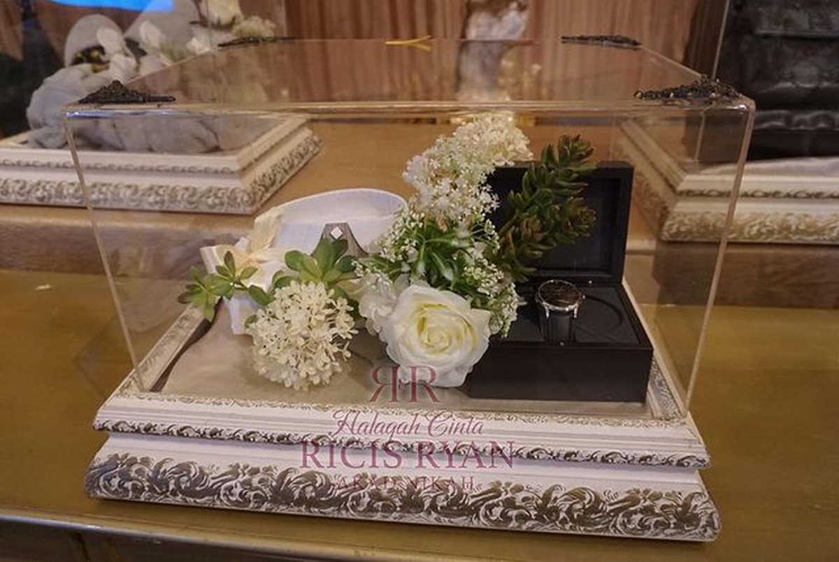 Pernikahan Ria Ricis dan Teuku Ryan akan digelar hari ini Jumat &lpar;12&sol;11&rpar;&period; Yuk intip potret persiapan pernikahan mereka&excl;