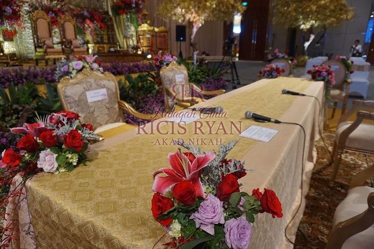 Pernikahan Ria Ricis dan Teuku Ryan akan digelar hari ini Jumat &lpar;12&sol;11&rpar;&period; Yuk intip potret persiapan pernikahan mereka&excl;