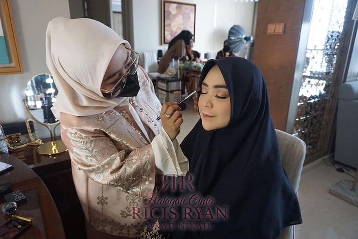 Pernikahan Ria Ricis dan Teuku Ryan akan digelar hari ini Jumat &lpar;12&sol;11&rpar;&period; Yuk intip potret persiapan pernikahan mereka&excl;