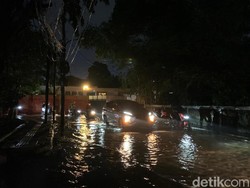 Jalan Duren Bangka Jaksel Tergenang, Sejumlah Motor Mogok