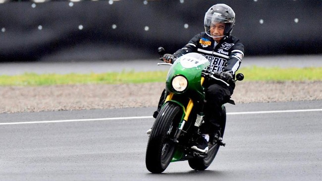 Akun Instagram World Superbike (WSBK) memamerkan momen Presiden Joko Widodo (Jokowi) saat meresmikan Sirkuit Internasional Jalan Raya Mandalika, Jumat (12/11).
