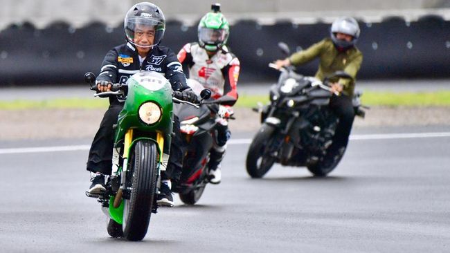 Jokowi Bakal Simulasi Cara Nonton MotoGP Mandalika 2022 Bupati Lombok Tengah Lalu Pathul Bahri mengatakan Presiden Joko Widodo dijadwalkan melakukan simulasi menonton MotoGP Mandalika 2022.