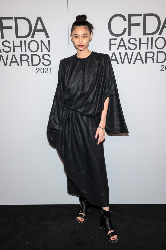 Aktris Jung Ho Yeon turut hadir di CFDA Awards 2021 dan mencuri perhatian lewat gaun hitam kreasi Louis Vuitton. Foto: Getty Images/Vogue