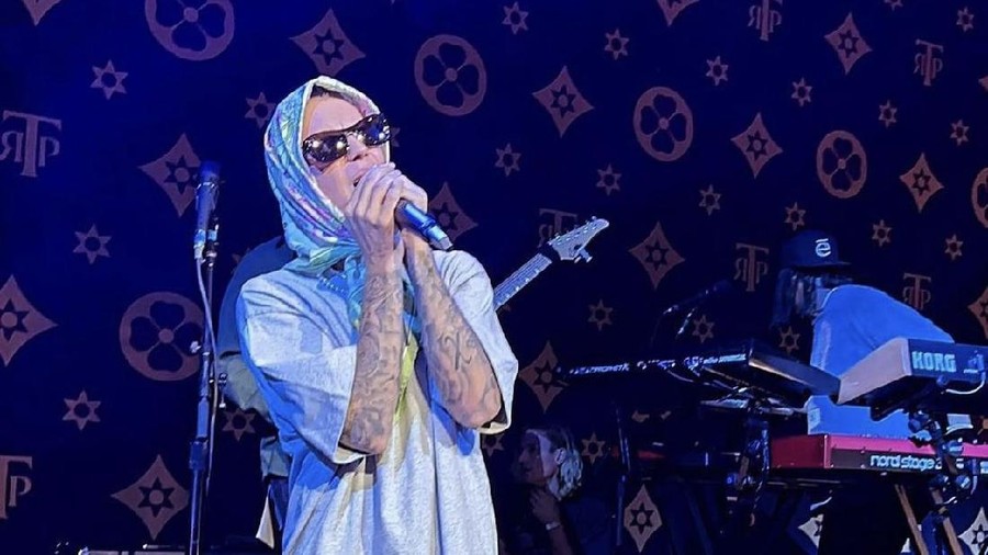 Justin Bieber menuai kontroversi karena tampil berhijab saat manggung Justin Bieber menuai kontroversi karena tampil berhijab saat manggung