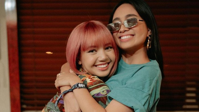 Simak Persahabatan Lisa BLACKPINK dan Niki Zefanya, Friendship Goals Banget! Simak Persahabatan Lisa BLACKPINK dan Niki Zefanya, Friendship Goals Banget!