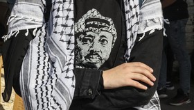 FOTO: Warga Palestina Merapat Kenang 17 Tahun Yasser Arafat Wafat
