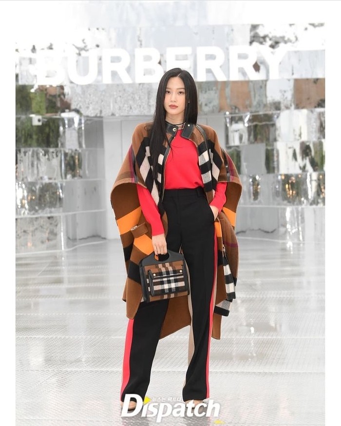 Mengutip dari akun Instagram dispatch_style, Moon Ga-Young hadir dengan mengenakan busana dari koleksi Burberry Pre-Spring 2022 look 24 serta menenteng Mini Check Cashmere and Leather Pocket Bag seharga 1890 USD./Foto: Instagram.com/koreadispatch