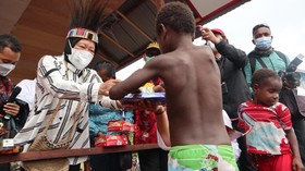 Tangis Mensos Risma Ketika Cerita Kabar Kelaparan di Papua