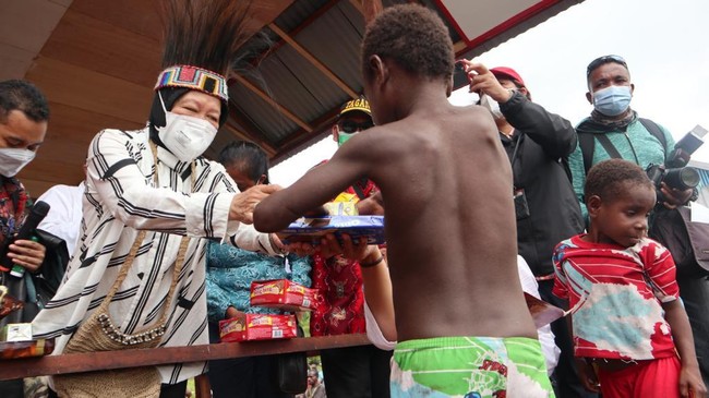 Menteri Sosial Tri Rismaharani menitikkan air mata saat menceritakan pengalamannya kala memberikan bantuan kepada masyarakat Papua.