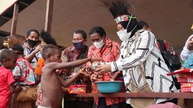 Risma Gelontorkan Rp3,7 M untuk Masyarakat Adat Papua