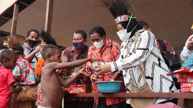 Mensos Tri Rismaharini memberikan bantuan Rp3,7 miliar untuk Komunitas Adat Terpencil di Kabupaten Asmat, Papua.