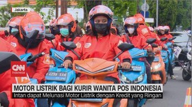 VIDEO: Motor Listrik Bagi Kurir Wanita Pos Indonesia