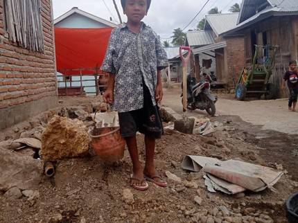 Bocah Ditinggal Ayah Ibu, Rela Bersihkan Kandang Bebek untuk Bantu Keluarga
