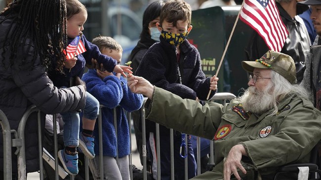 FOTO: Ingar Bingar Parade Hari Veteran New York di Tengah Pandemi