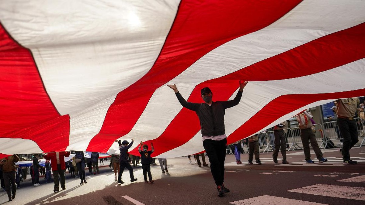 FOTO: Ingar Bingar Parade Hari Veteran New York di Tengah Pandemi