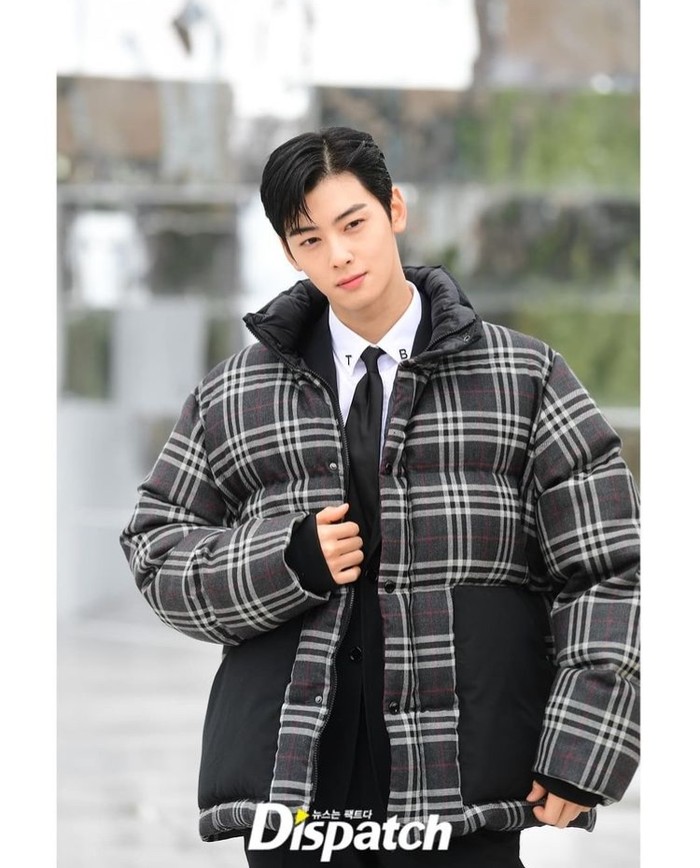 Salah satu selebriti yang hadir di pembukaan pameran dan pop-up store Burberry ini adalah aktor yang sedang naik daun, Cha Eun Woo. Cha Eun Woo diketahui merupakan brand ambassador Burberry./Foto: Instagram.com/koreadispatch