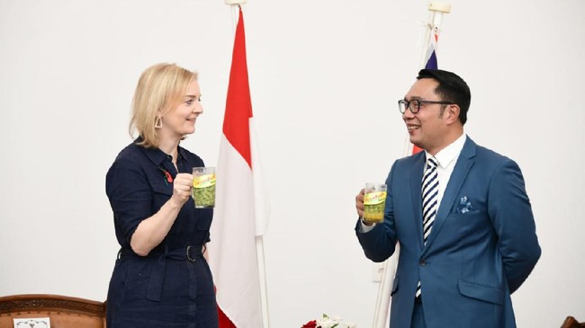 Gubernur Jabar Ridwan Kamil menerima kunjungan kerja Menteri Luar Negeri Inggris Elizabeth Truss dengan jamuan cendol di Gedung Creative Center, Kota Bogor.