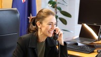 Anaknya Tiba-tiba Muncul Saat Facebook Live, Ini yang Dilakukan PM Selandia Baru