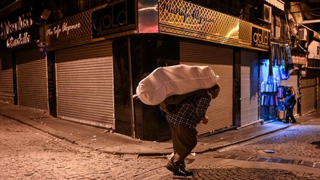 Porter, Profesi Kuno yang Hampir Punah di Istanbul Sebelum adanya teknologi mesin pengangkut dan ponsel, para porter sangat diandalkan dalam perdagangan di pasar-pasar Istanbul, Turki.