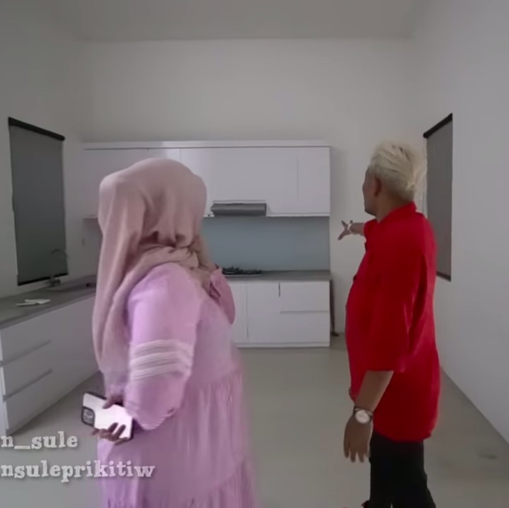 <p>Nantinya, Nathalie juga berencana untuk menghilangkan dapur yang ada di luar dan menambahkan kanopi. (Foto: YouTube SULE FAMILY)</p>