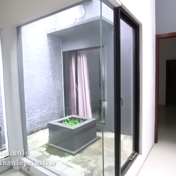 <p>Pajak dan urusan jual beli rumah sudah selesai, akan tetapi tampaknya Sule dan Nathalia Holscher bakal melakukan beberapa renovasi, Bunda. (Foto: YouTube SULE FAMILY)</p>