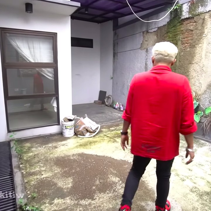 <p>Tanah di samping kamar tidur masih banyak, Nathalie bermaksud untuk membuat tambahan kamar mandi. (Foto: YouTube SULE FAMILY)</p>