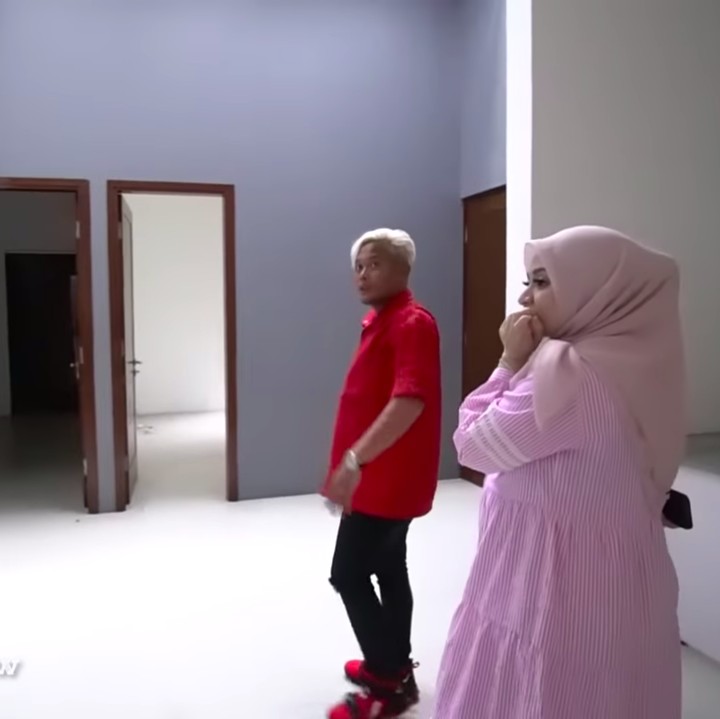 <p>Sule mengungkap, Nathalie akan memberikan rumah ini untuk sang nenek dan adik-adiknya yang dari Belanda. (Foto: YouTube SULE FAMILY)</p>