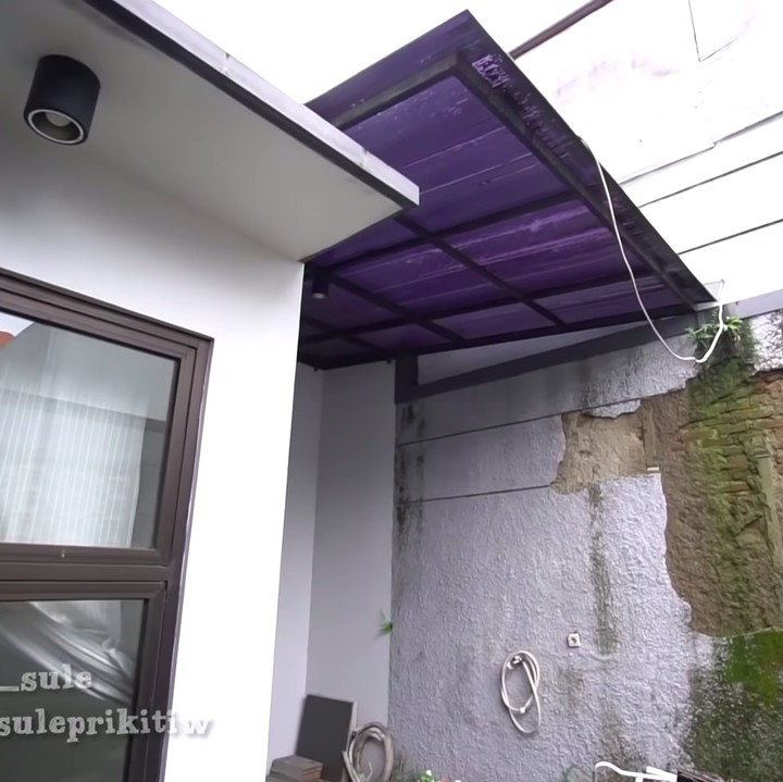<p>Meski pajak dan urusan jual beli rumah sudah selesai, namun rumah ini masih harus mendapatkan beberapa renovasi, Bunda. (Foto: YouTube SULE FAMILY)</p>