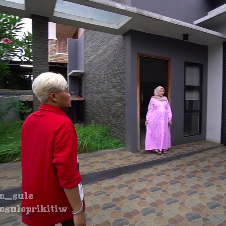 <p>Setelah satu tahun menikah, Sule memberikan kado ulang tahun pernikahan sebuah rumah untuk sang istri, Nathalie Holscher, Bunda. (Foto: YouTube SULE FAMILY)</p>