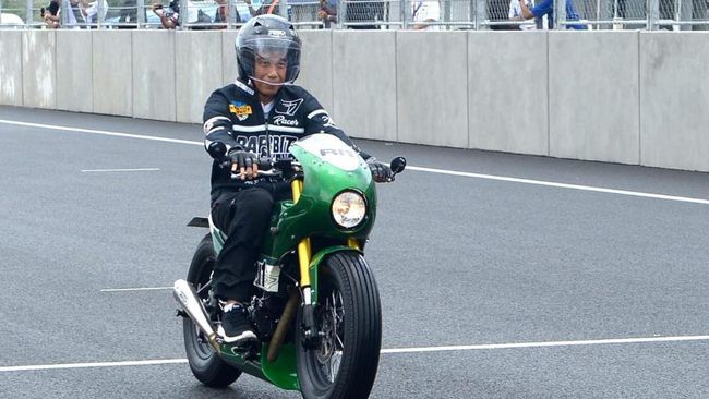 Saat meresmikan sirkuit Mandalika, Presiden Jokowi terlihat mengendarai motor dengan jaket tebal berwarna hitam buatan label busana asal Bandung. 