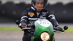 VIDEO: Jokowi Jajal Sirkuit Mandalika Naik Motor Modif