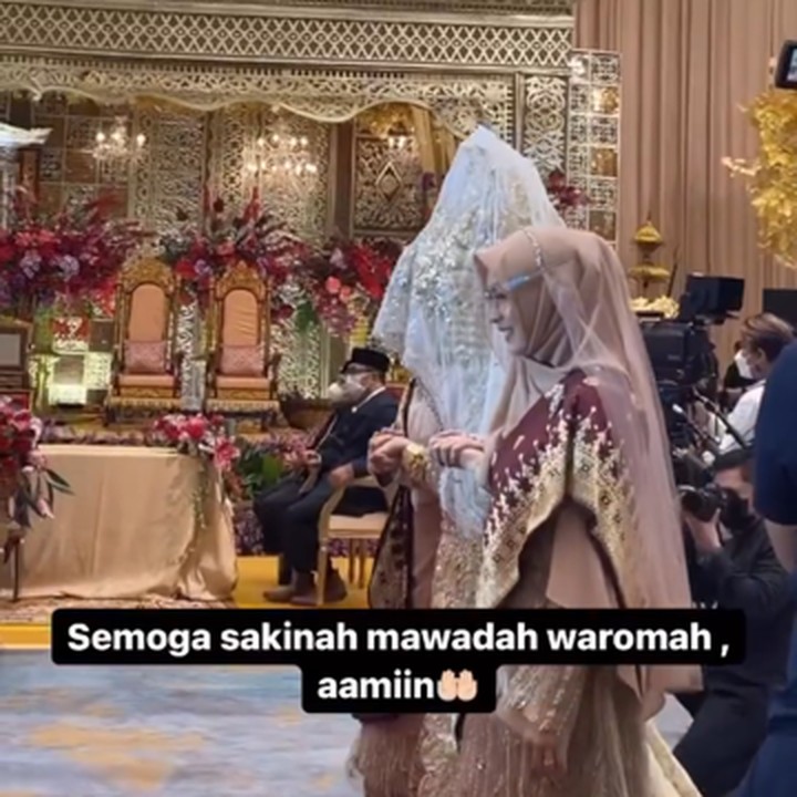<p>Alhamdulillah sah! Ria Ricis kemudian memasuki ke area akad dan penutup kepalanya dibuka oleh Teuku Ryan.</p>