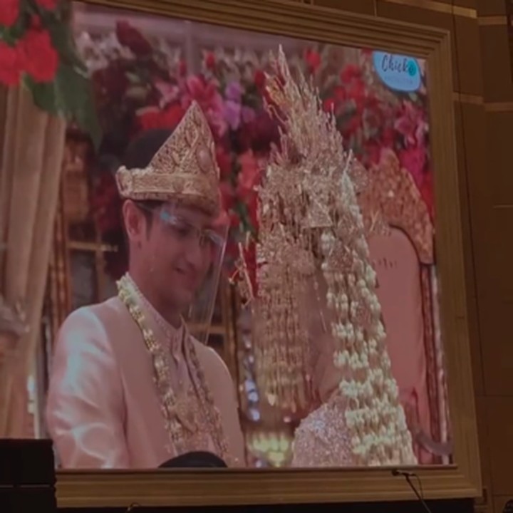 <p>Momen saling memandang antara Ria Ricis dan Teuku Ryan juga disorot oleh teman-teman dan keluarganya.</p>
