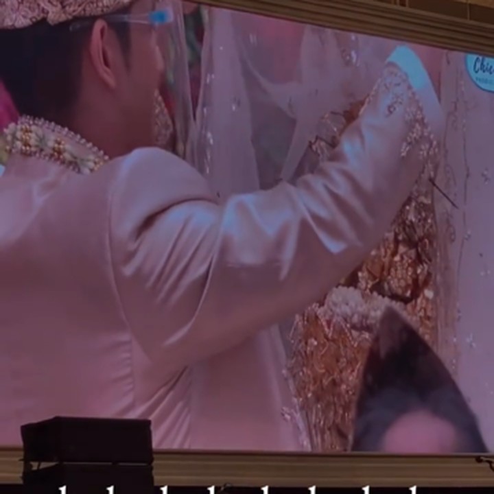<p>Momen ketika Teuku Ryan membuka penutup kepala pengantin perempuan sebagai simbol mereka telah resmi menjadi suami istri.</p>