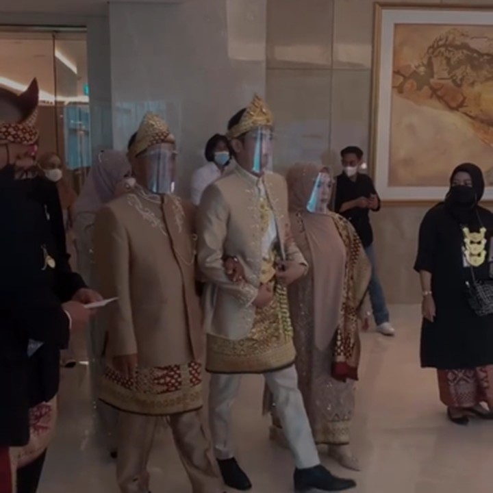 <p>Sebelum acara akad nikah berlangsung, rombongan keluarga Teuku Ryan memasuki ruangan dengan diiringi rebana dan aksi pencak silat.</p>