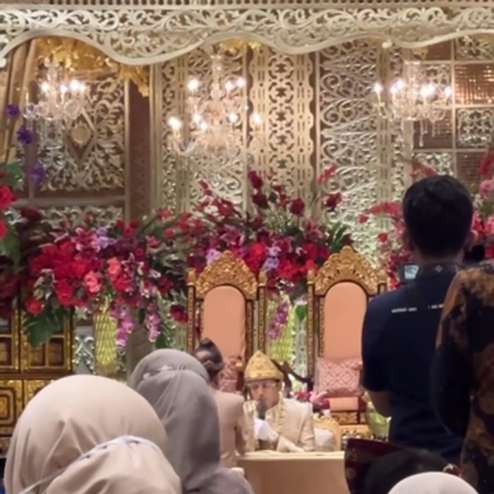 <p>Terlihat, Teuku Ryan juga mengucapkan ijab qabul dengan lancar, hanya satu tarikan napas, Bunda. "Saya terima nikah dan kawinnya Ria Yunita binti Suliyanto dengan mas kawin tersebut tunai" jawab Teuku Ryan.</p>