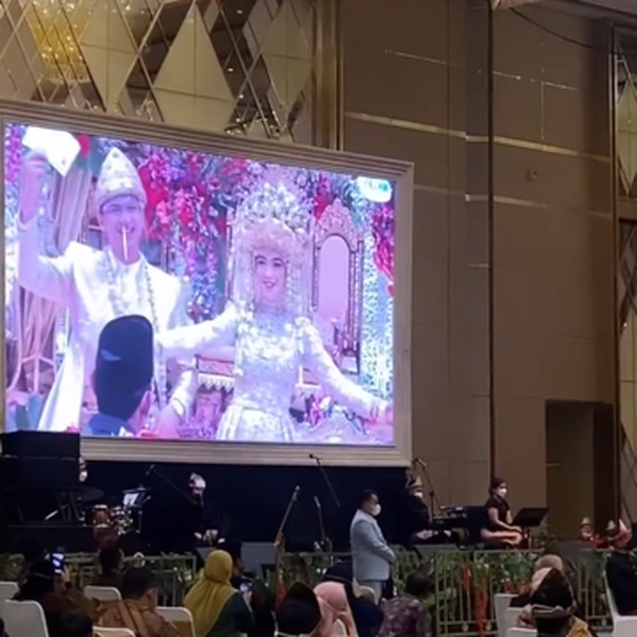 <p>Setelah menandatangani buku nikah, mereka pun berpose di depan kamera untuk pamerkan buku nikahnya. Selamat ya Ria Ricis dan suami, semoga langgeng dan bahagia selalu!</p>