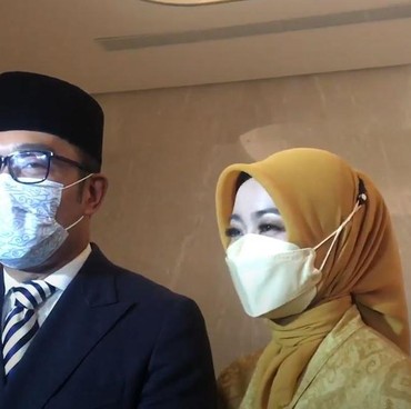 Ridwan Kamil Beri Hadiah Pernikahan Lukisan Kaligrafi untuk Ria Ricis