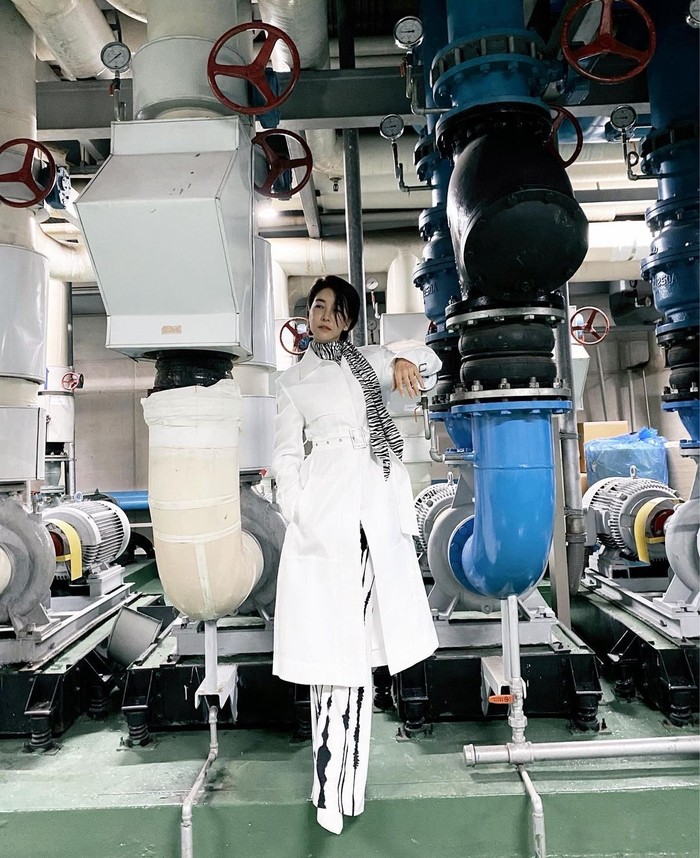 Sosok villain One the Woman ini tidak hanya kece saat bekerja, seperti paduan long jacket berwarna putih ini. Ditambah lagi celana dan syal yang memiliki motif hampir sama. Keren banget!/ Foto: instagram.com/jinseoyeon___