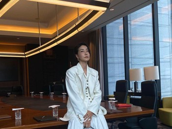 Ambisi Han Sung Hye muncul karena ayahnya memberikan semua perusahaan kepada saudara laki-lakinya. Sung Hye dianggap tidak bisa mengelola bisnis meski selama ini dia yang ikut andil di perusahaan. /Foto: instagram.com/jinseoyeon