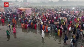 VIDEO: India Rayakan Festival Chhath Puja Di Tengah Busa Beracun