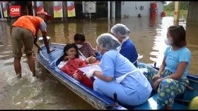 VIDEO: Ambulans Terjebak Banjir, Ibu Hamil Dibawa Gunakan Perahu