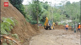 VIDEO: Hujan Seharian, Tebing Longsor Akses Jalan Putus