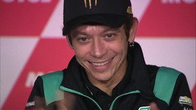 VIDEO: Rossi Menangis Lihat Video Perpisahan dari MotoGP Valencia