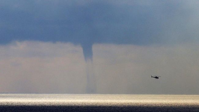Hasil Analisis BMKG soal Waterspout di Selat Bali Badan Meteorologi Klimatologi dan Geofisika (BMKG) paparkan hasil analisis fenomena waterspout yang terjadi di Selat Bali beberapa waktu lalu.