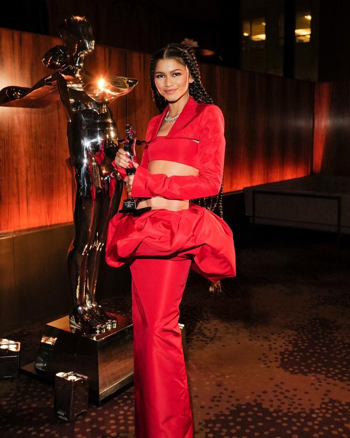 Zendaya raih penghargaan untuk kategori Fashion Icon Award 2021 dalam balutan crop top dan rok panjang karya Vera Wang. This is Fashion with capital 'F'! Foto: BFA/Instagram CFDA