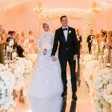 2 Tahun Pacaran, Paris Hilton Resmi Menikah dengan Carter Reum