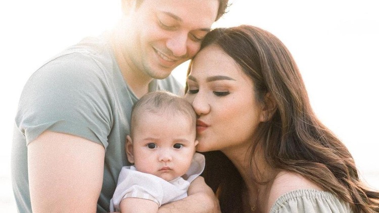Andrew Andika bersama istri dan anak Andrew Andika bersama istri dan anak